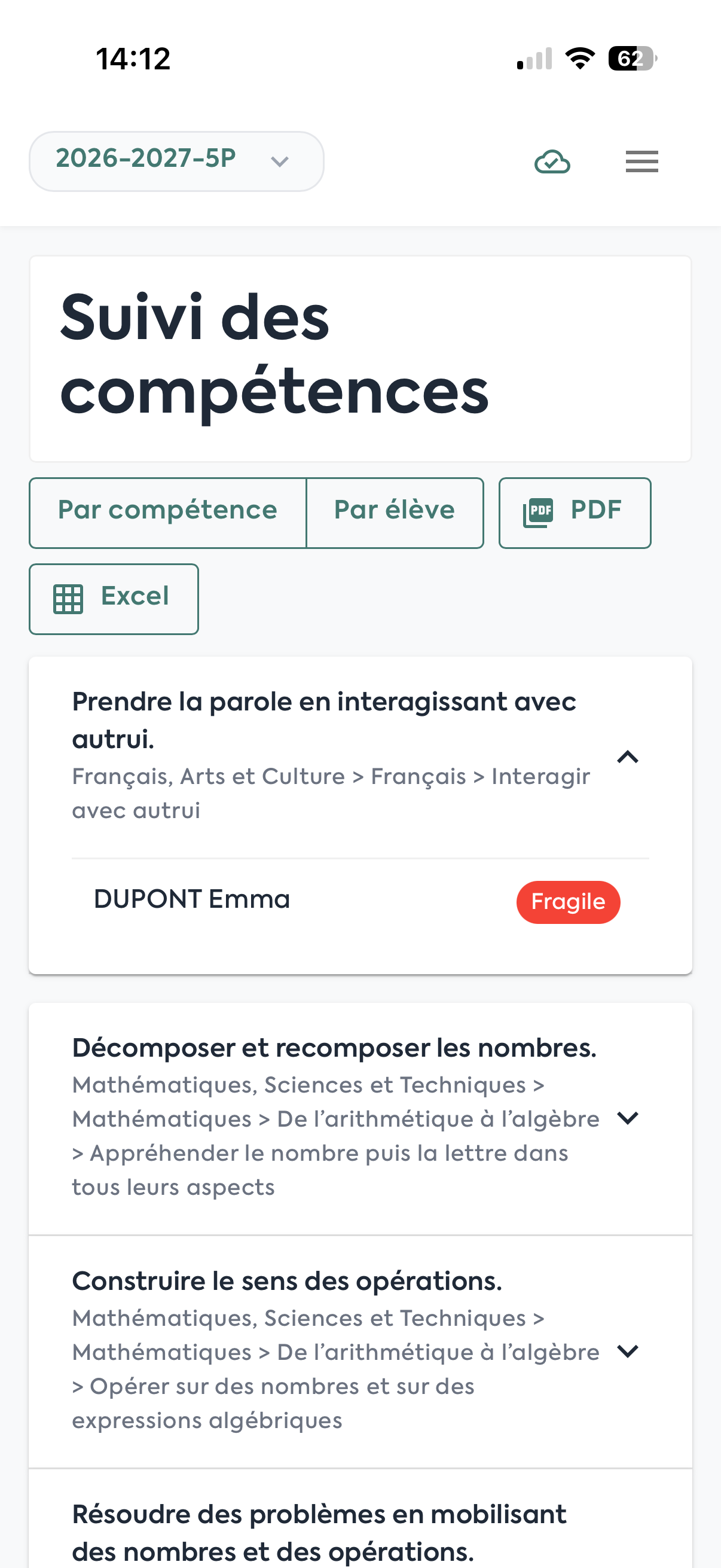 Le suivi des compétences sur smartphone, vue par compétence, avec une élève signalée Fragile et les boutons d’export PDF et Excel